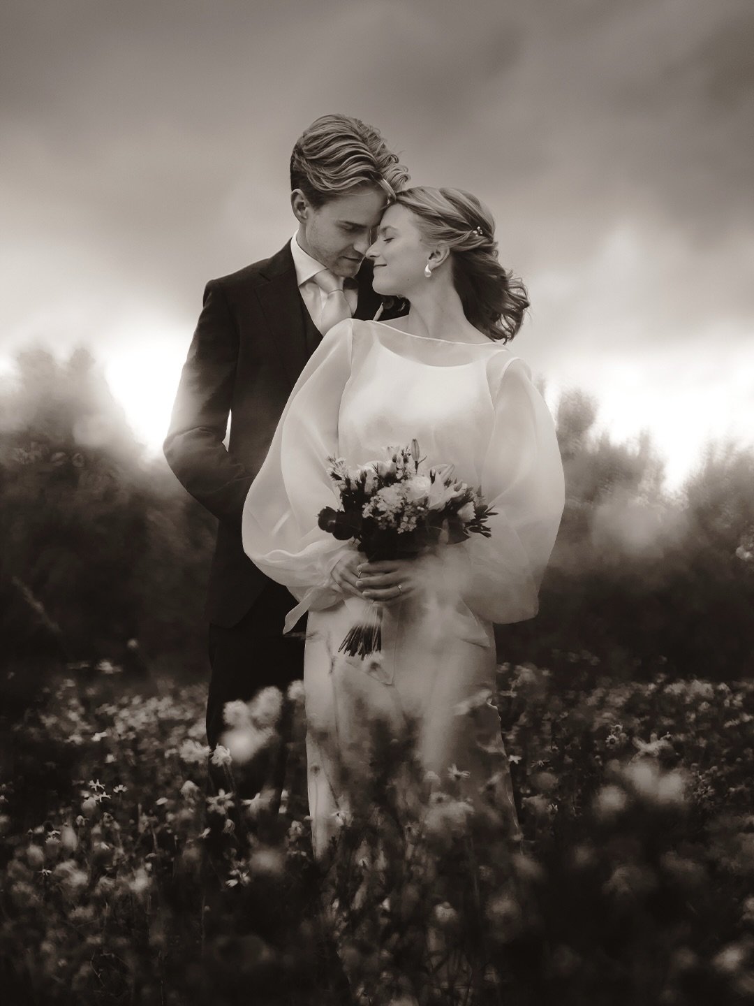 Eka vai vika? 🤍🖤

Viime syksyn salah&auml;&auml;potretit joissa oli ihan mielet&ouml;n taivas. Ja pari.

Voitteko kaikki parit l&auml;hte&auml; mun kanssa kuvausseikkailuun niin, ett&auml; vaan kuvataan +2 tuntia teist&auml; kauneimmat kuvat ikin&a