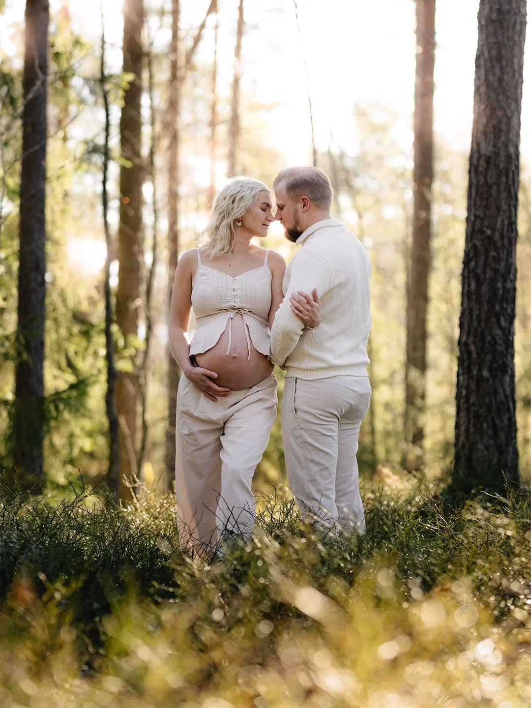 MIK&Auml; VALO JA VIHREYS 😭❤️

Kuvattiin odotusajan muistot Eetulle &amp; Matildalle. Paikkana toimi sama mets&auml;, jossa kuvattiin my&ouml;s h&auml;&auml;potretit. ❤️

Mit&auml; mielt&auml; oot tunnelmasta? ❤️

#valokuvaaja #valokuvaus #valokuvaa