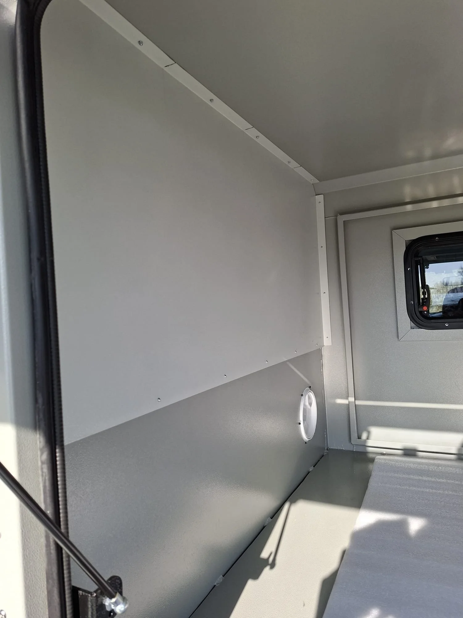 Demountable DEBOXS universal pickup storage system. Featuring integrated roof bars for roof cargo such as ladders, or rooftop tents, this rugged adventure and work canopy replacement offers a non-invasive mounting system that protects vehicle lease r