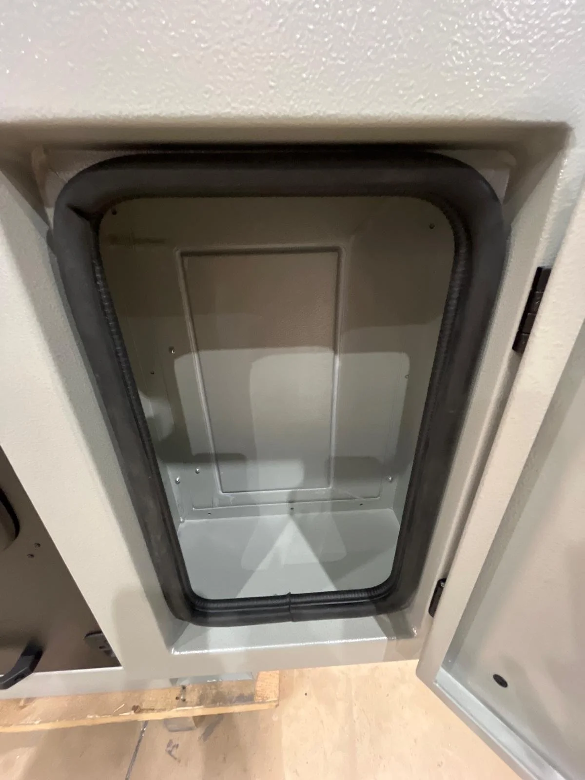 Demountable DEBOXS universal pickup storage system. Featuring integrated roof bars for roof cargo such as ladders, or rooftop tents, this rugged adventure and work canopy replacement offers a non-invasive mounting system that protects vehicle lease r