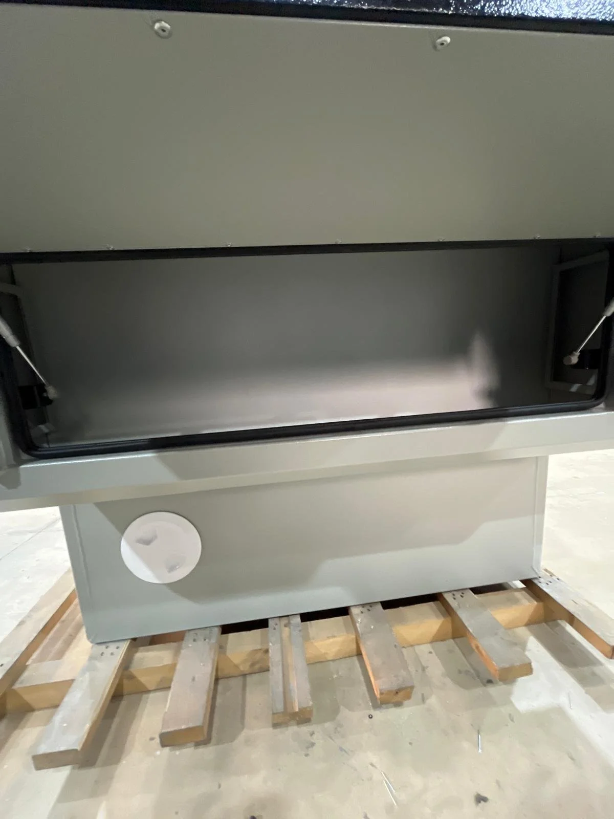 Demountable DEBOXS universal pickup storage system. Featuring integrated roof bars for roof cargo such as ladders, or rooftop tents, this rugged adventure and work canopy replacement offers a non-invasive mounting system that protects vehicle lease r