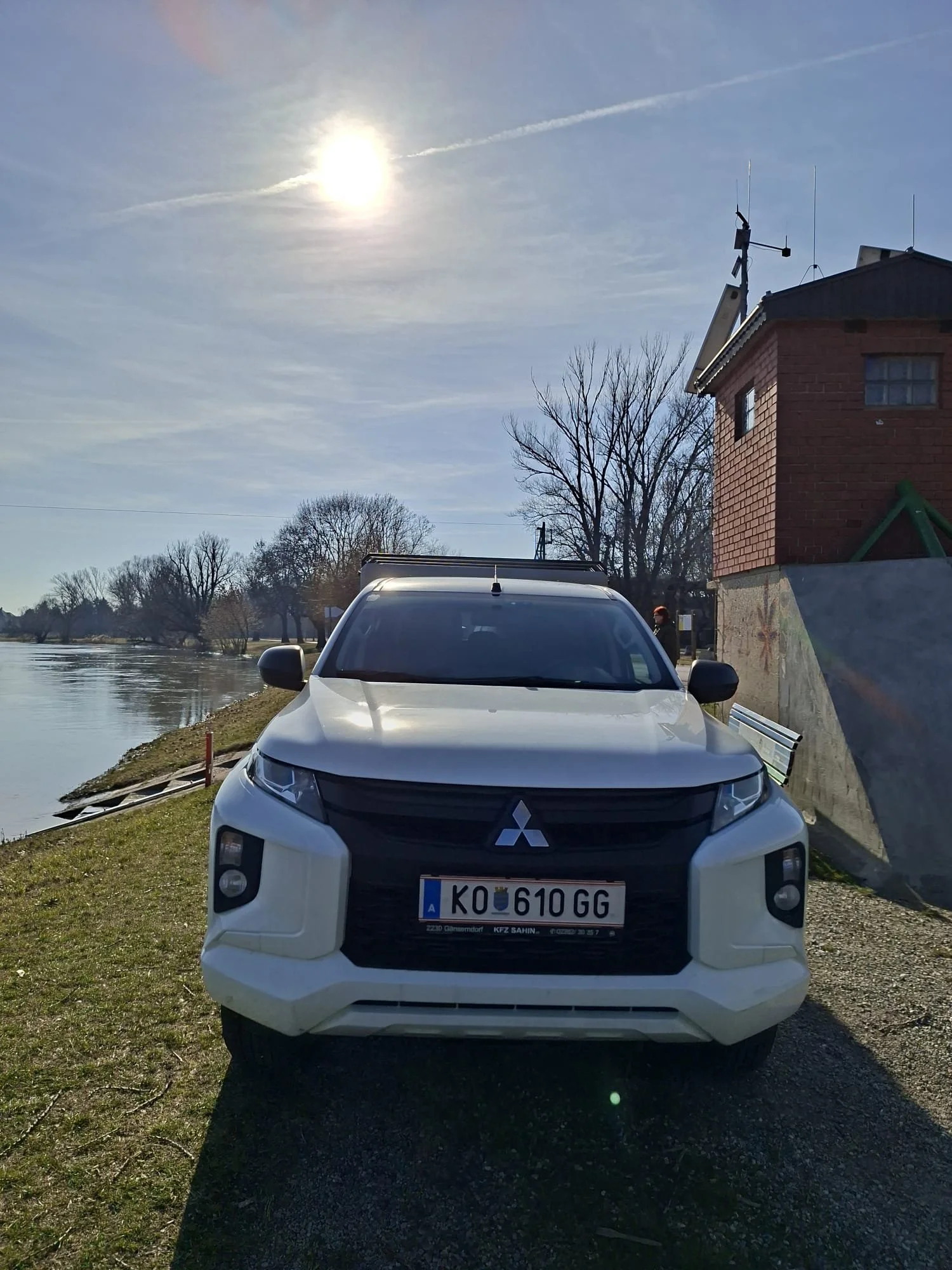 Demountable DEBOXS universal pickup storage system. Featuring integrated roof bars for roof cargo such as ladders, or rooftop tents, this rugged adventure and work canopy replacement offers a non-invasive mounting system that protects vehicle lease r