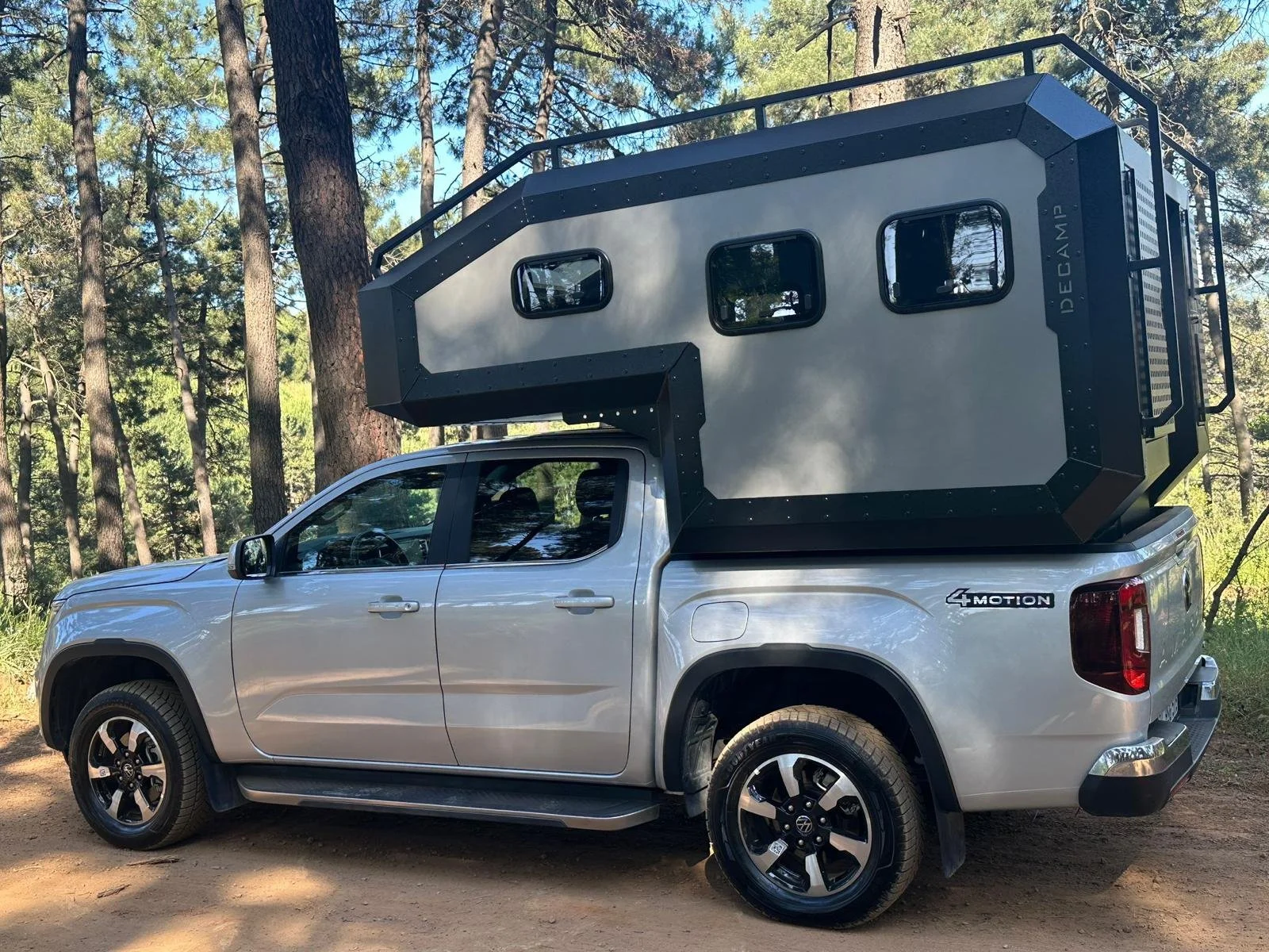 Decamp Bigbox, Trailchasers, truck camper, slide-in camper, overland camper, off-road camper, pickup camper shell, Demountable Camper. The Decamp Bigbox turns your pickup into a high-performance overland machine. Discover the full range at Trailchase