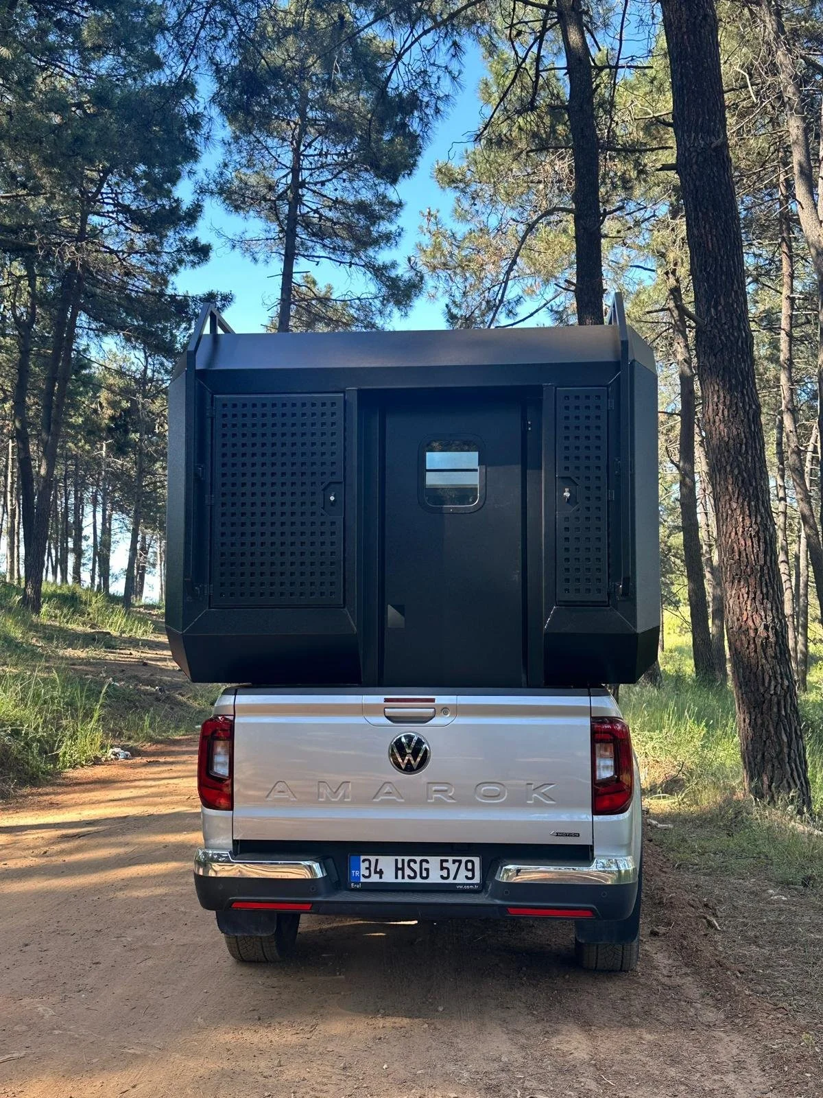 Decamp Bigbox, Trailchasers, truck camper, slide-in camper, overland camper, off-road camper, pickup camper shell, Demountable Camper. The Decamp Bigbox turns your pickup into a high-performance overland machine. Discover the full range at Trailchase