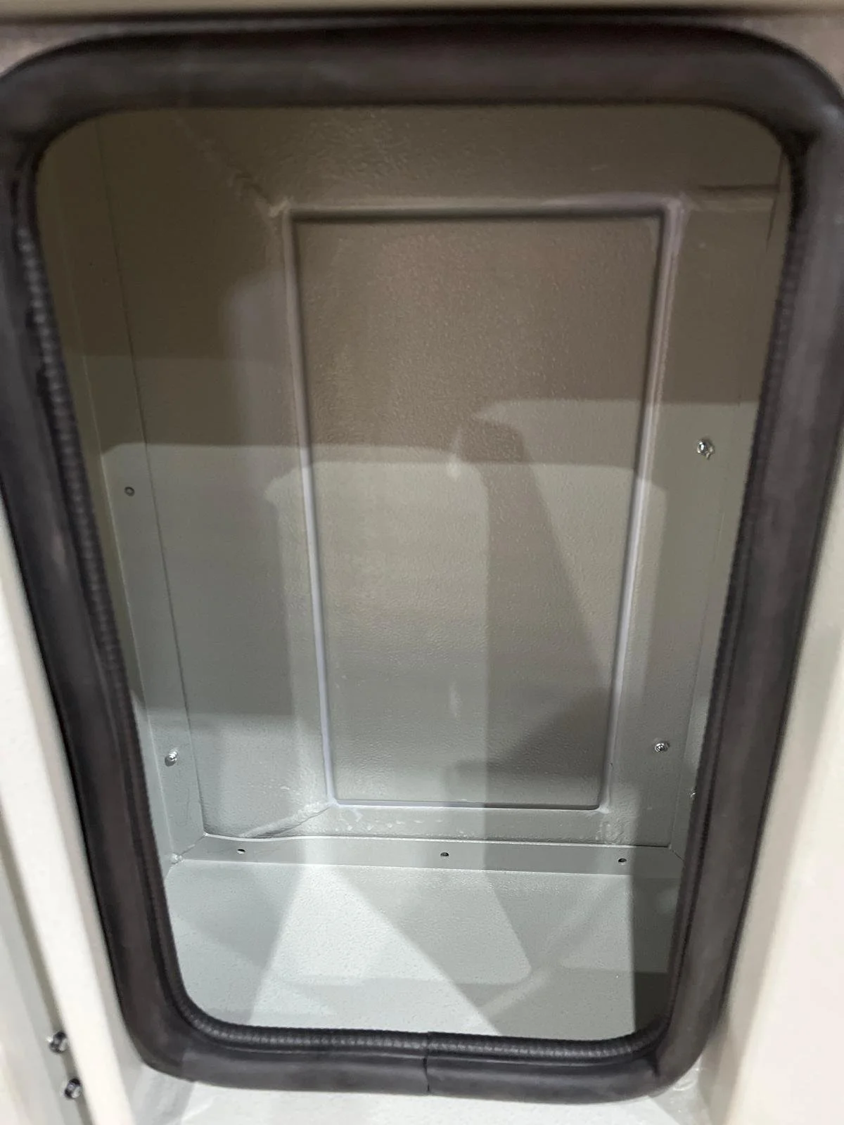 Demountable DEBOXS universal pickup storage system. Featuring integrated roof bars for roof cargo such as ladders, or rooftop tents, this rugged adventure and work canopy replacement offers a non-invasive mounting system that protects vehicle lease r