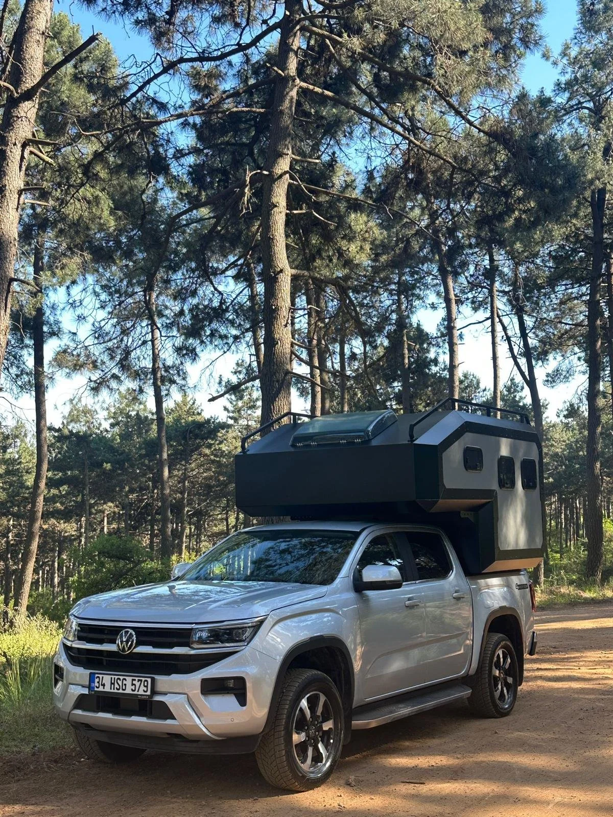 Decamp Bigbox, Trailchasers, truck camper, slide-in camper, overland camper, off-road camper, pickup camper shell, Demountable Camper. The Decamp Bigbox turns your pickup into a high-performance overland machine. Discover the full range at Trailchase