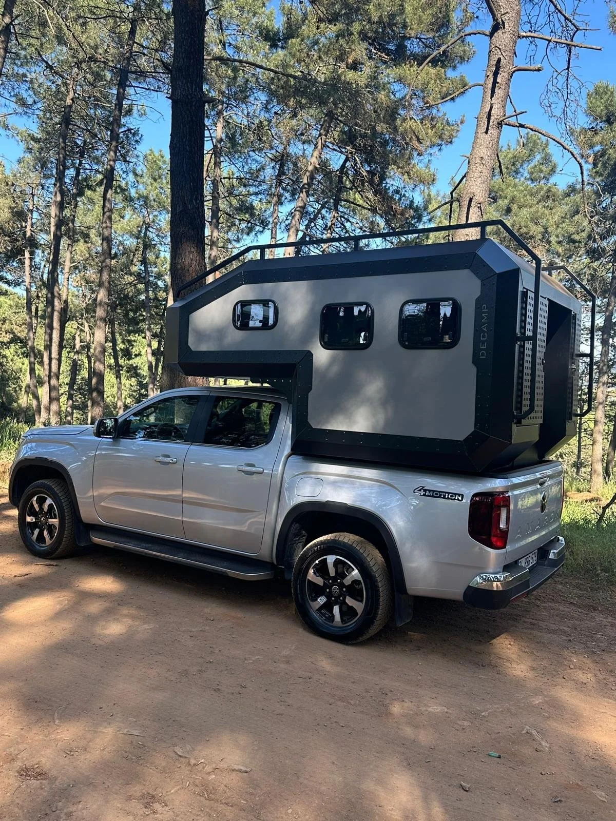 Decamp Bigbox, Trailchasers, truck camper, slide-in camper, overland camper, off-road camper, pickup camper shell, Demountable Camper. The Decamp Bigbox turns your pickup into a high-performance overland machine. Discover the full range at Trailchase