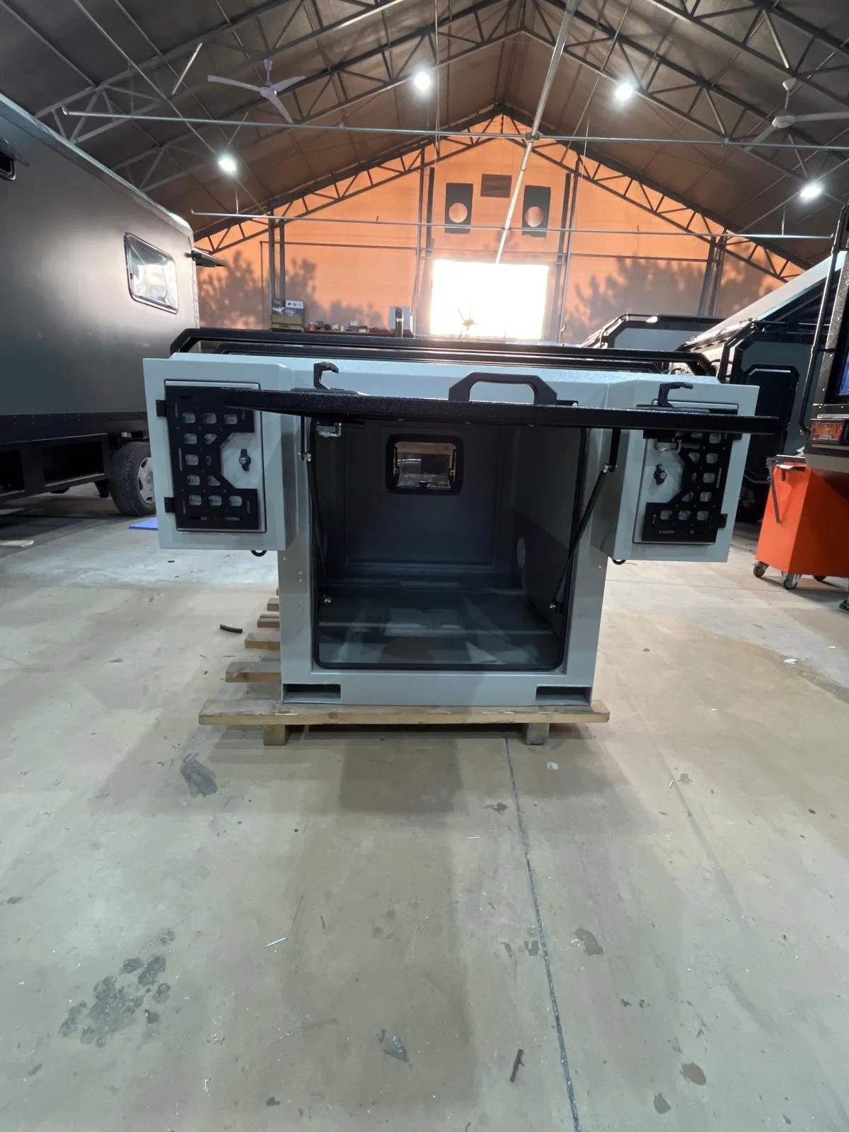 Demountable DEBOXS universal pickup storage system. Featuring integrated roof bars for roof cargo such as ladders, or rooftop tents, this rugged adventure and work canopy replacement offers a non-invasive mounting system that protects vehicle lease r