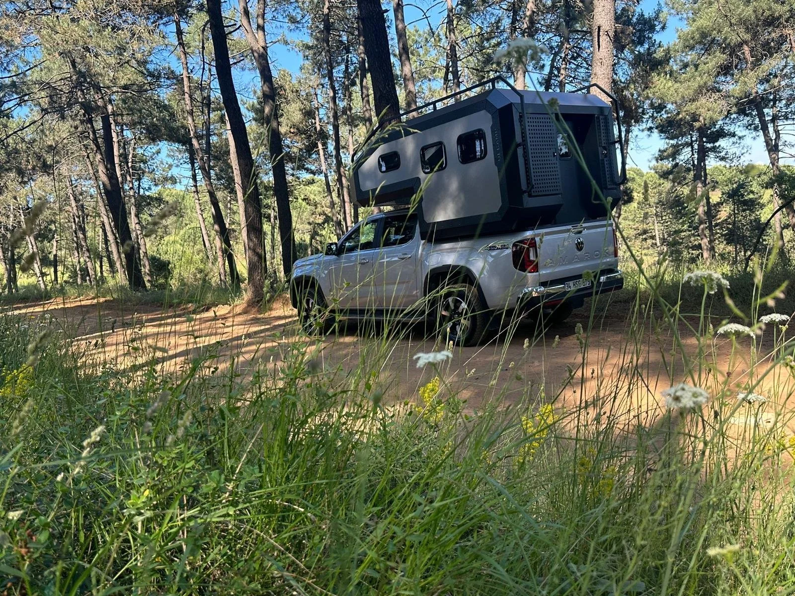 Decamp Bigbox, Trailchasers, truck camper, slide-in camper, overland camper, off-road camper, pickup camper shell, Demountable Camper. The Decamp Bigbox turns your pickup into a high-performance overland machine. Discover the full range at Trailchase