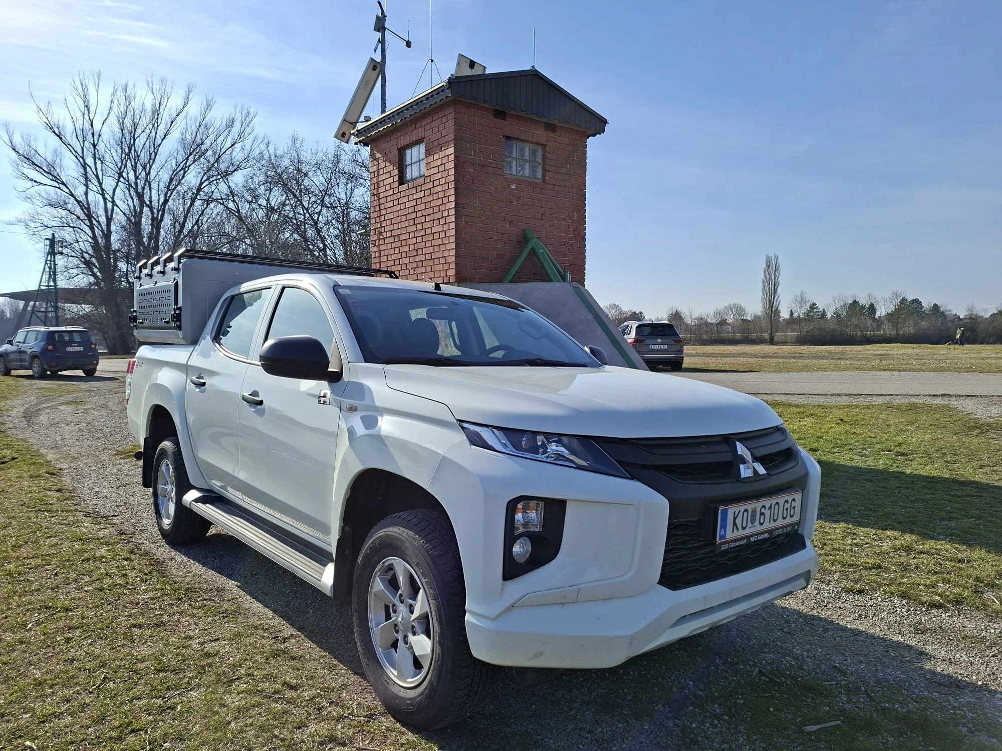 Demountable DEBOXS universal pickup storage system. Featuring integrated roof bars for roof cargo such as ladders, or rooftop tents, this rugged adventure and work canopy replacement offers a non-invasive mounting system that protects vehicle lease r
