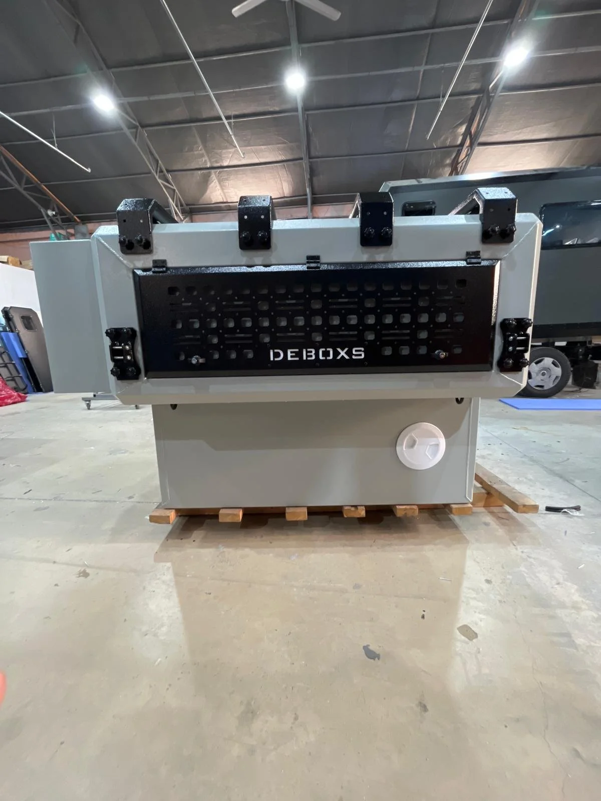 Demountable DEBOXS universal pickup storage system. Featuring integrated roof bars for roof cargo such as ladders, or rooftop tents, this rugged adventure and work canopy replacement offers a non-invasive mounting system that protects vehicle lease r