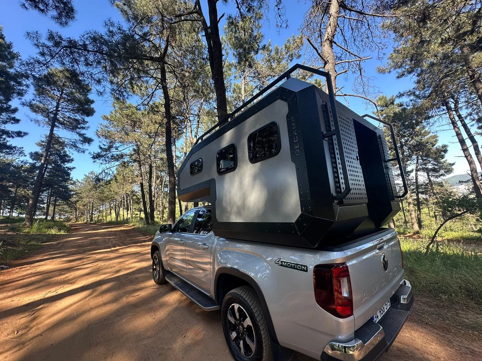Decamp Bigbox, Trailchasers, truck camper, slide-in camper, overland camper, off-road camper, pickup camper shell, Demountable Camper. The Decamp Bigbox turns your pickup into a high-performance overland machine. Discover the full range at Trailchase