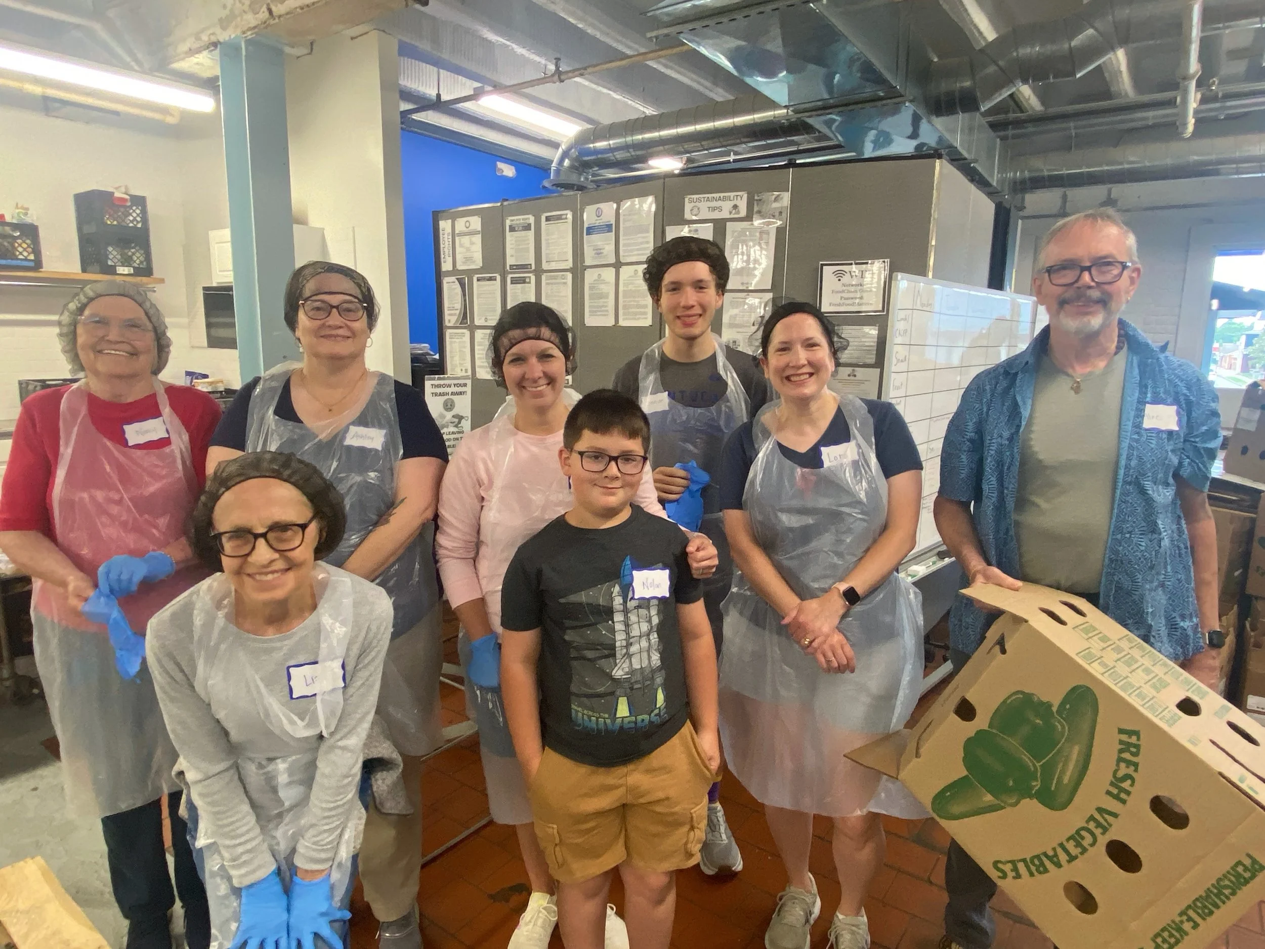 Good Shepherd had a great time serving at Foodchain on Saturday! 👏 Everyone had plenty to do while making new friends. The group packaged food for food boxes, processed strawberries for the delicious slush, and did some deep cleaning for the commerc