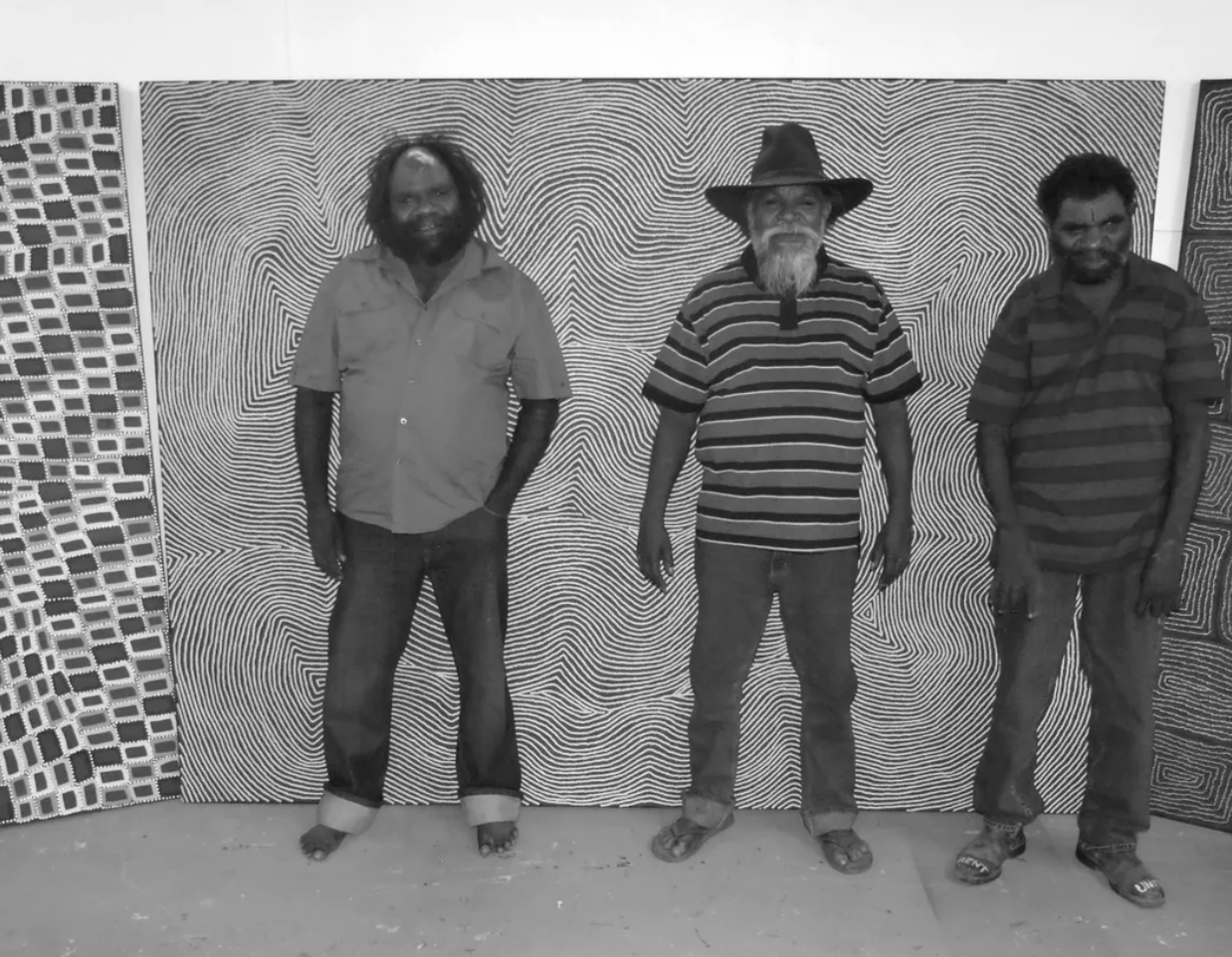 Portrait de l'artiste pintupi Thomas Tjapaltjarri