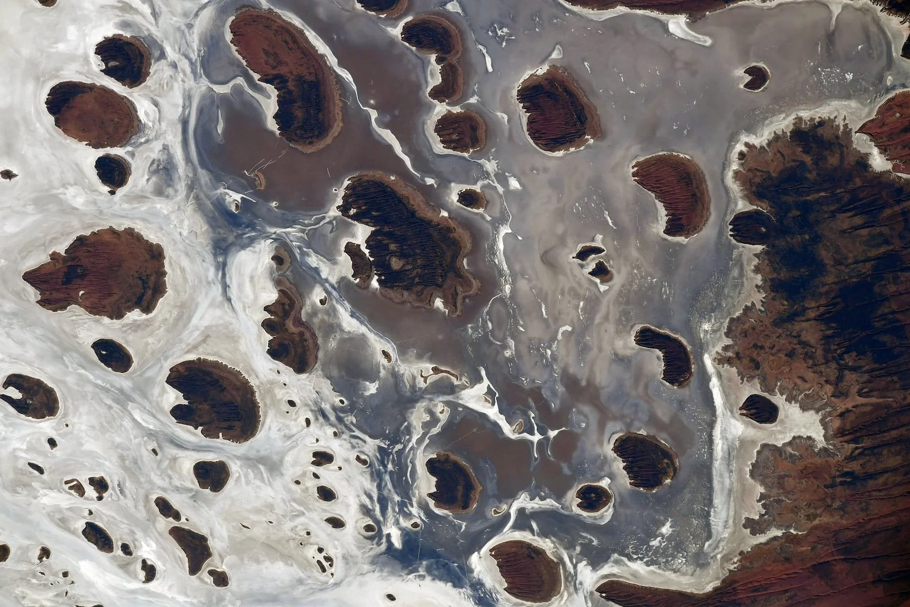Vue aérienne d'un lac salé du désert occidental australien