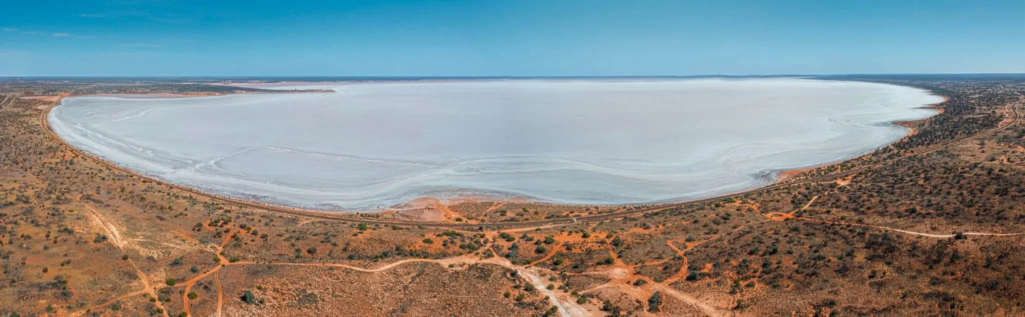 Vue aérienne d'un lac salé dans le désert australien