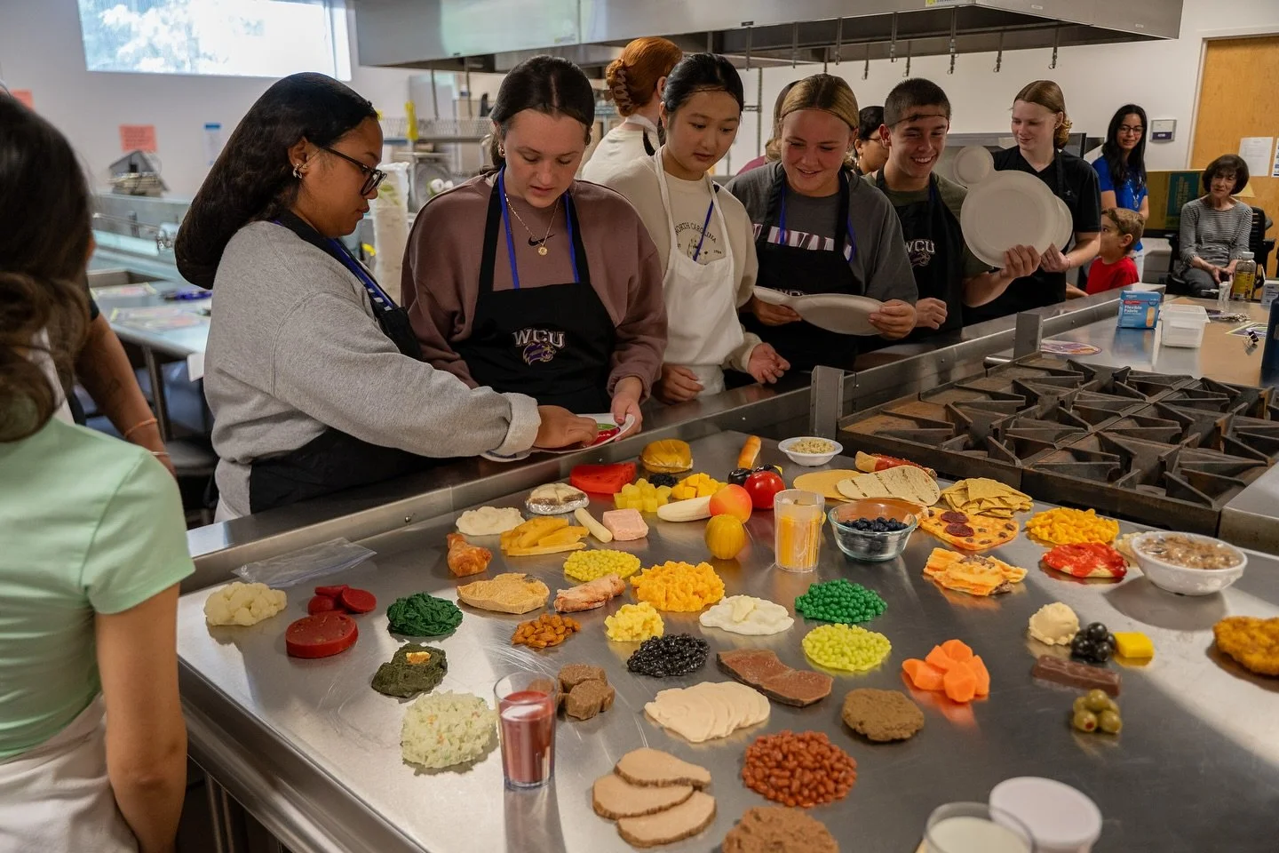 Last Thursday students had the incredible opportunity of having dinner with different community workers, healthcare professionals, and students engaged in a healthcare program.