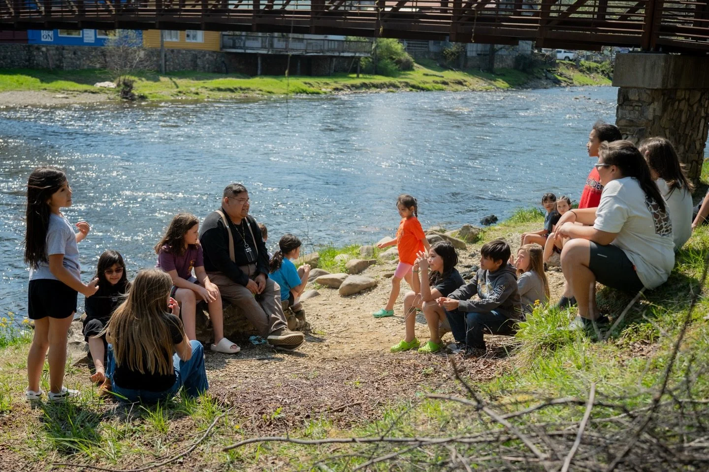 The Judaculla&rsquo;s Kids Conservation Club, in collaboration with the EBCI Natural Resources Department&rsquo;s Water Quality Program, met on April 7th to learn about aquatic macroinvertebrates as indicators of stream health.
Students explored how 
