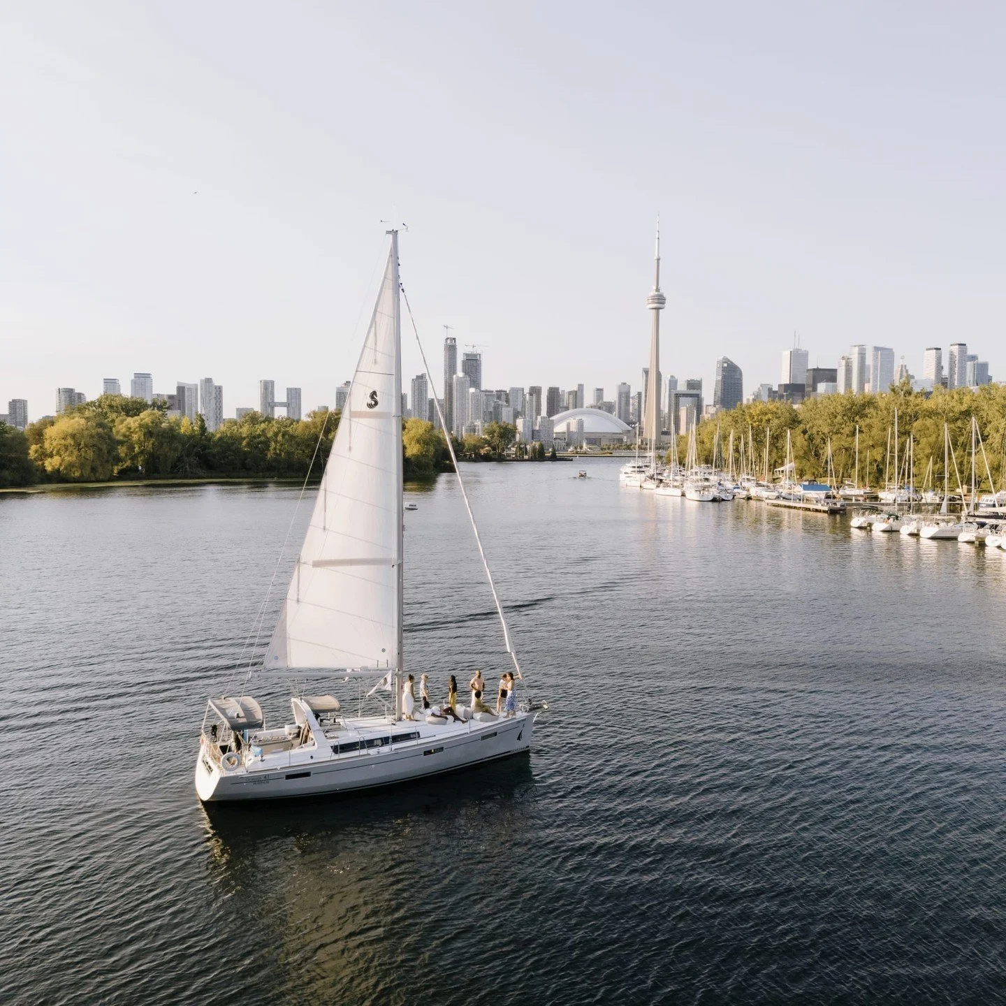 Toronto&rsquo;s waterfront is where the city truly comes alive. 🌊🍁

Along the shores of Lake Ontario, locals sail, paddleboard, and unwind at lakeside beaches and green spaces. Add in open-air patios, cultural festivals, and scenic parks, and you&r