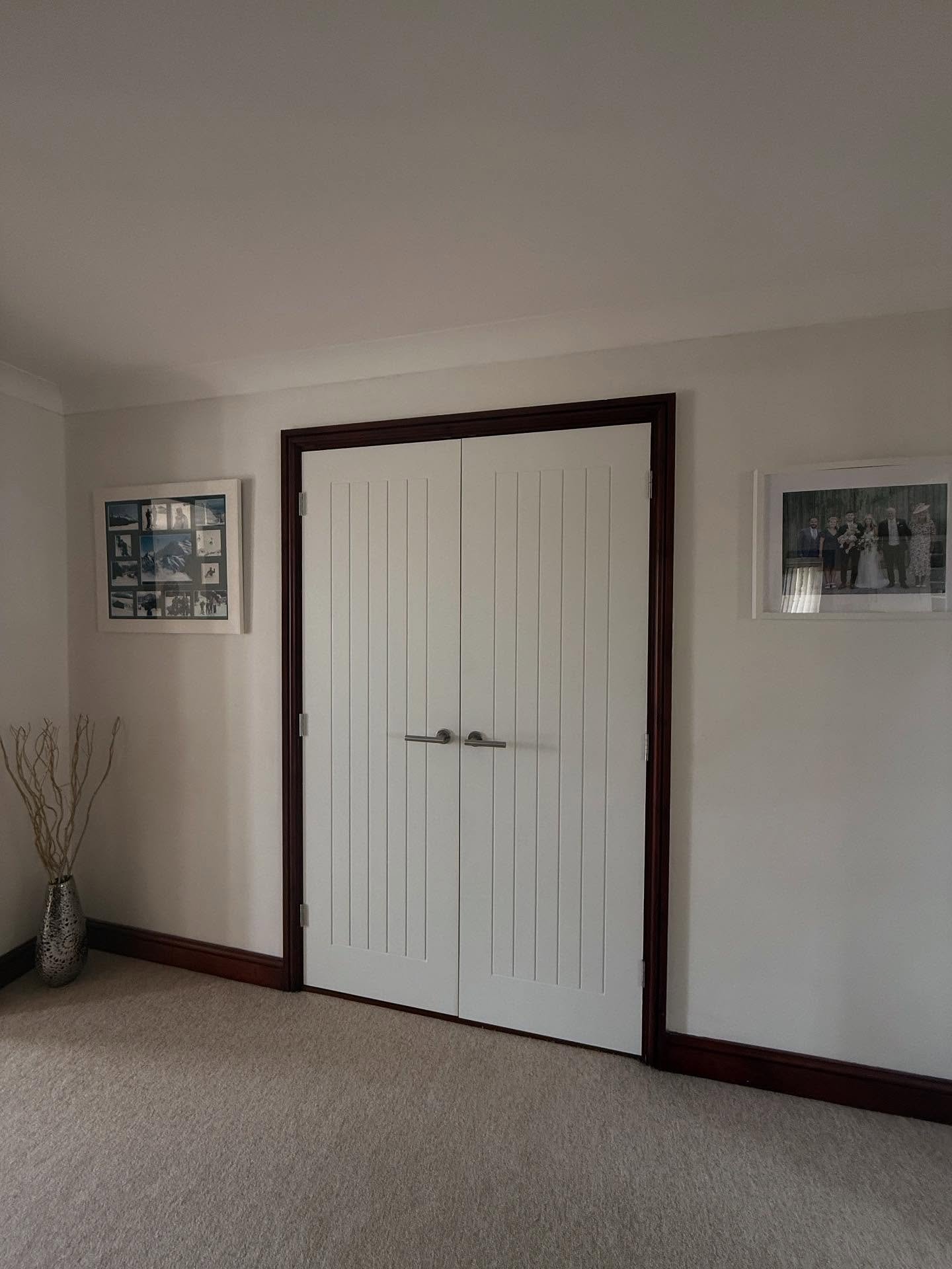 New Doors throughout this property some primed holdenby doors from @howdensjoinery. With the dark stained skirts and arcs these doors really stand out
