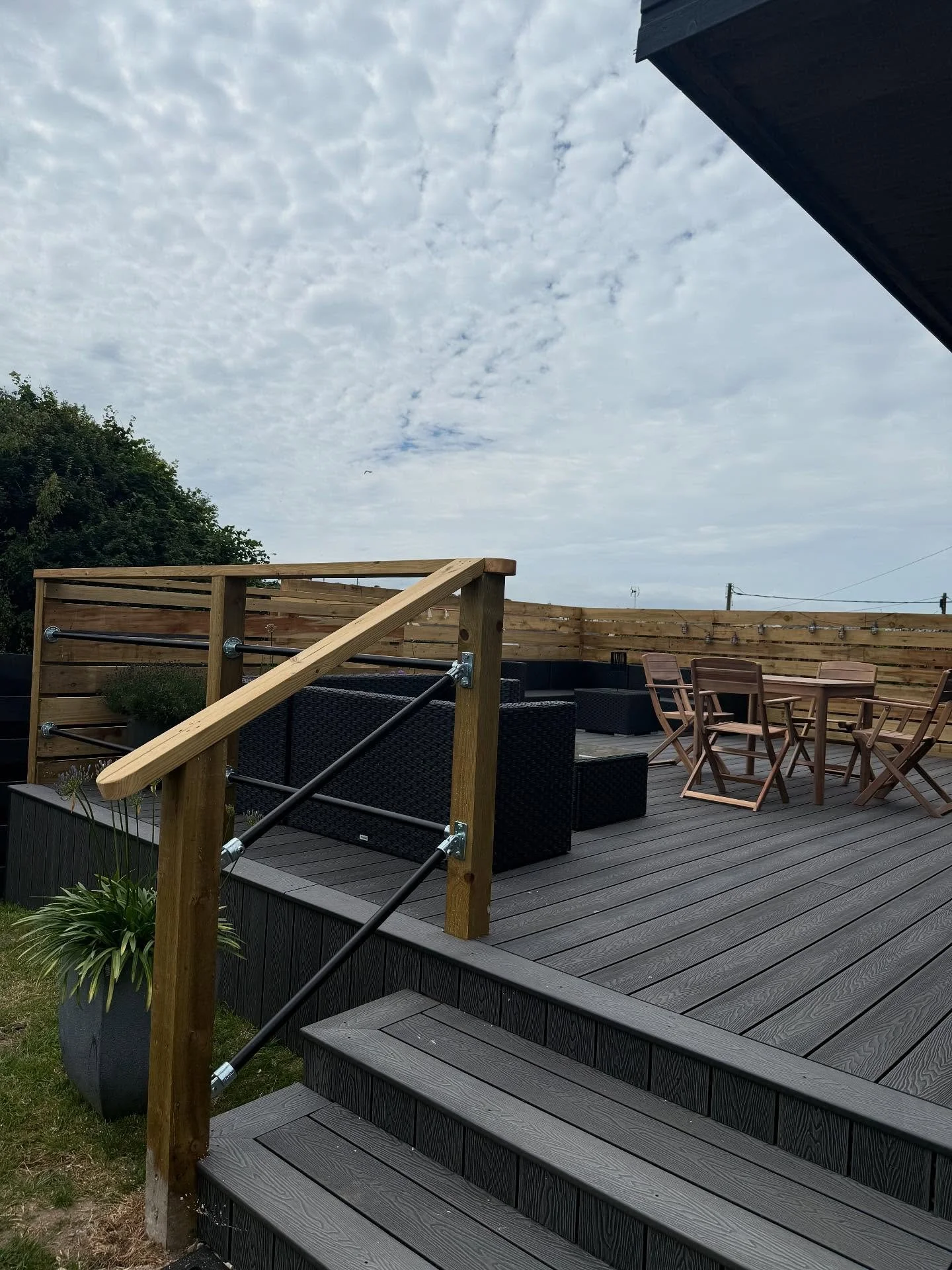 Another classic stone grey decking, with rough sawn fences and black scaffold balustrade down at perran touring and camping to match with @thefern.perranporth !! 
Book your stay and benefit from both of these new deckings

Using @cladcoprofiles signa