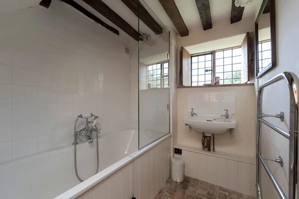 bushcottage-interior-bathroom-600x400.jpg
