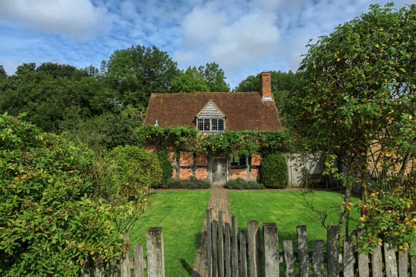 bushcottage-exterior-gardengate-600x400.jpg