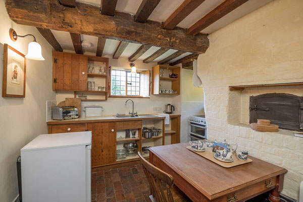 bushcottage-interior-kitchen-600x400.jpg
