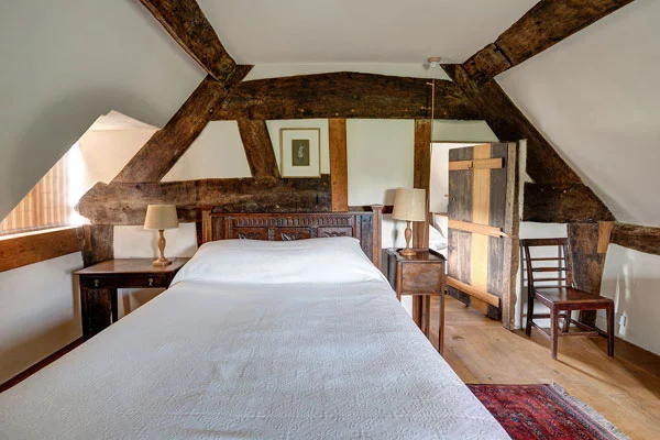 bushcottage-interior-doublebedroom-600x400.jpg