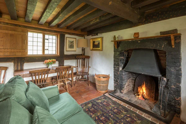bushcottage-interior-sittingroom-diningtable-600x400.jpg