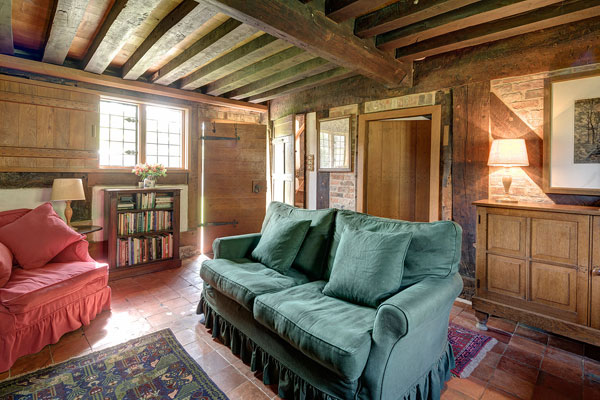 bushcottage-interior-sittingroom-frontdoorsofa-600x400.jpg