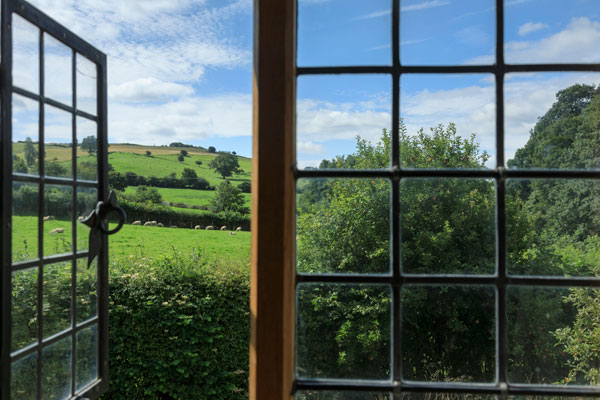 bushcottage-interior-viewthroughwindow-600x400.jpg