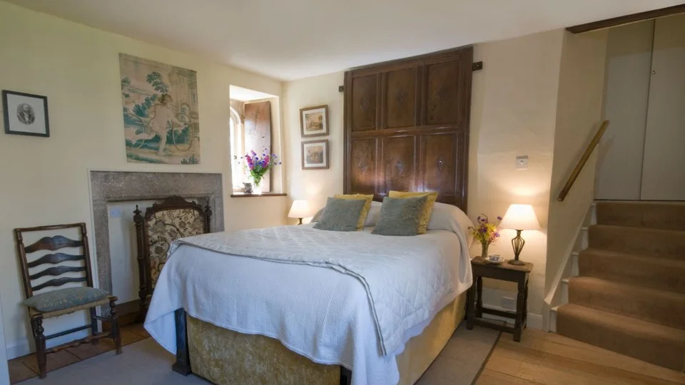 4hallcourtdoublebedroom1mikehenton2010.jpg