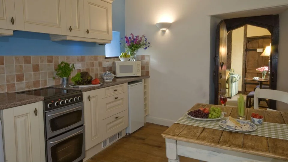 5hallcourtkitchendiningroom1mikehenton2010.jpg