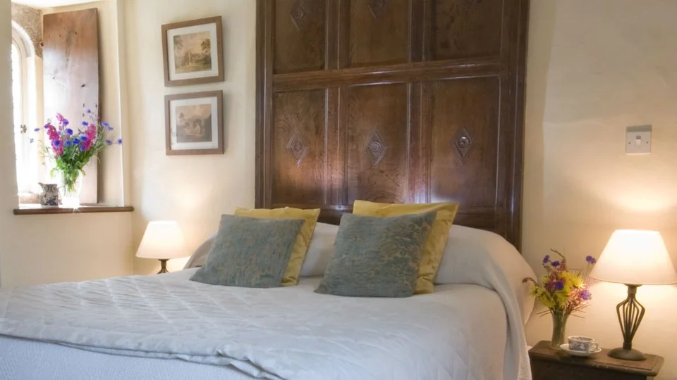 hallcourtdoublebedroom2mikehenton2010.jpg