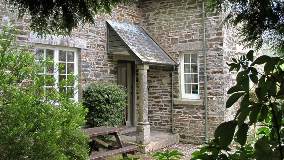 2elbowcottageexteriors1mikehenton2013.jpg