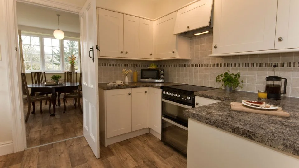 5elbowcottagekitchen1mikehenton2013.jpg