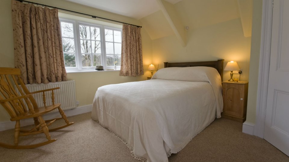 7elbowcottagedoublebedroom1mikehenton2013.jpg