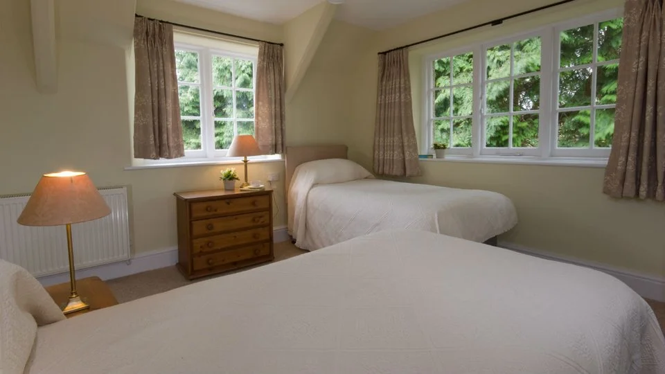 8elbowcottagetwinbedroom1mikehenton2013.jpg