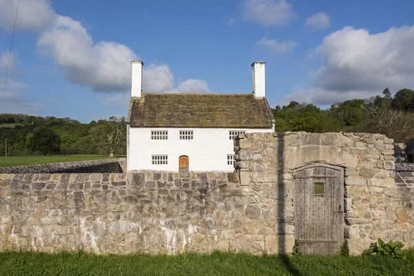 dolbelydr-exterior-withgate-600x400.jpg