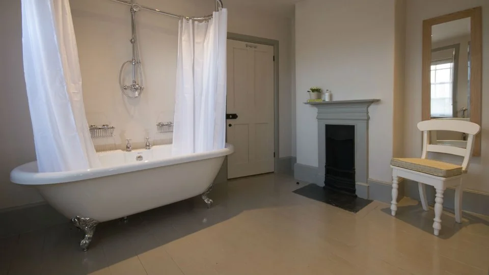 killertonparkcottagekillertonbathroom1mikehenton.jpg