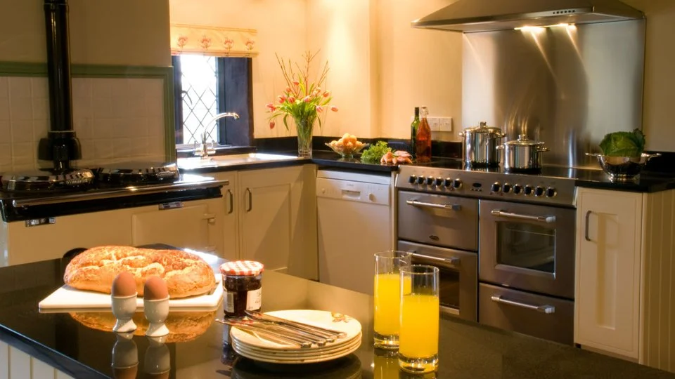 3emleyfarmhousekitche2mariannewanstall2010.jpg
