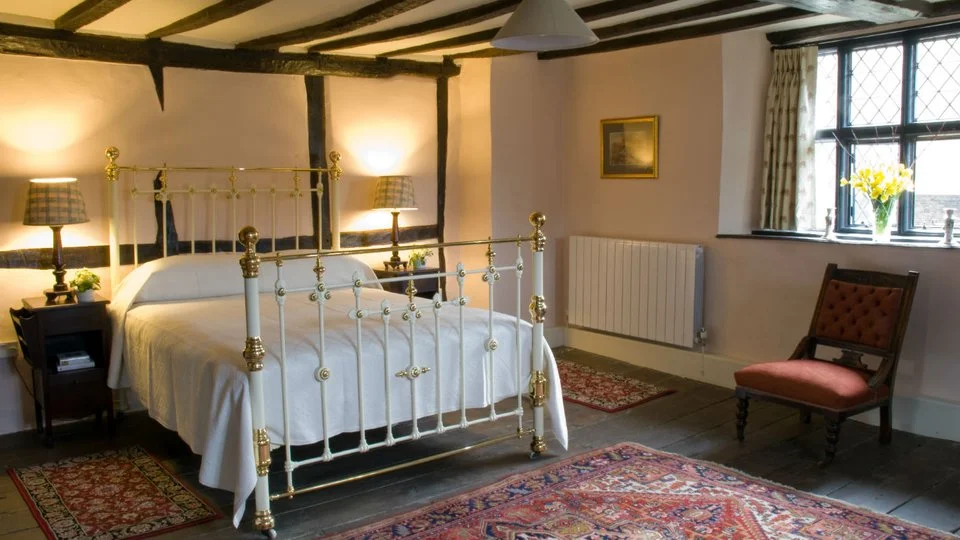 7emleyfarmhousedoublebedroom21mariannewanstall2010.jpg