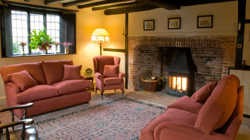6emleyfarmhousereceptionroom1mariannewanstall2010.jpg