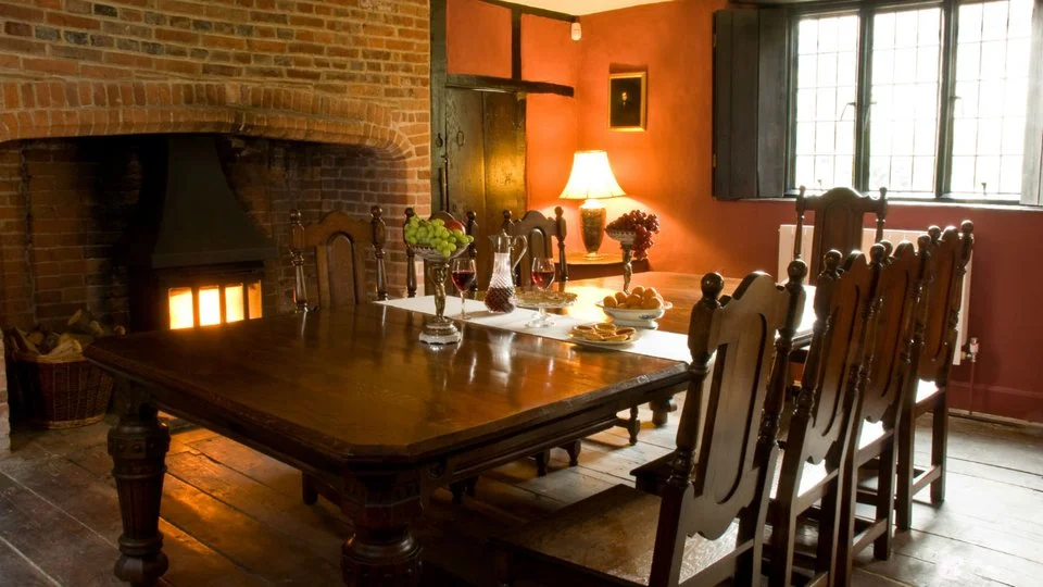 9emleyfarmhousediningroom1mariannewanstall2010.jpg