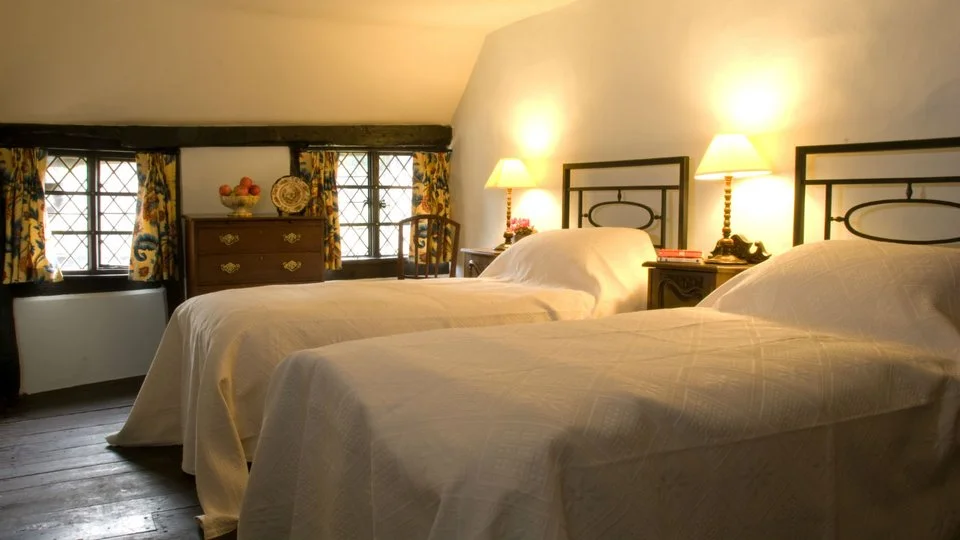 10emleyfarmhousetwinbedroom31mariannewanstall2010.jpg