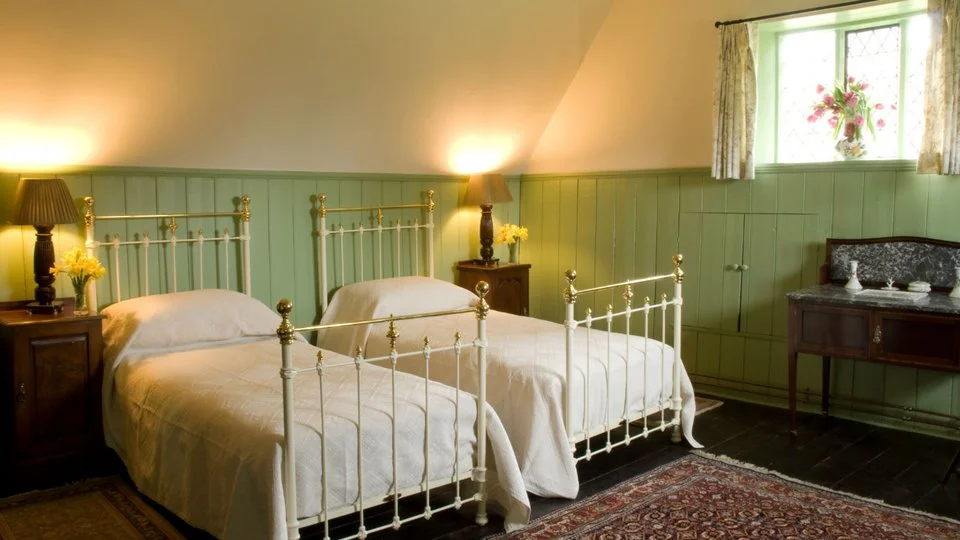 12emleyfarmhousebedroom31mariannewanstall2010.jpg