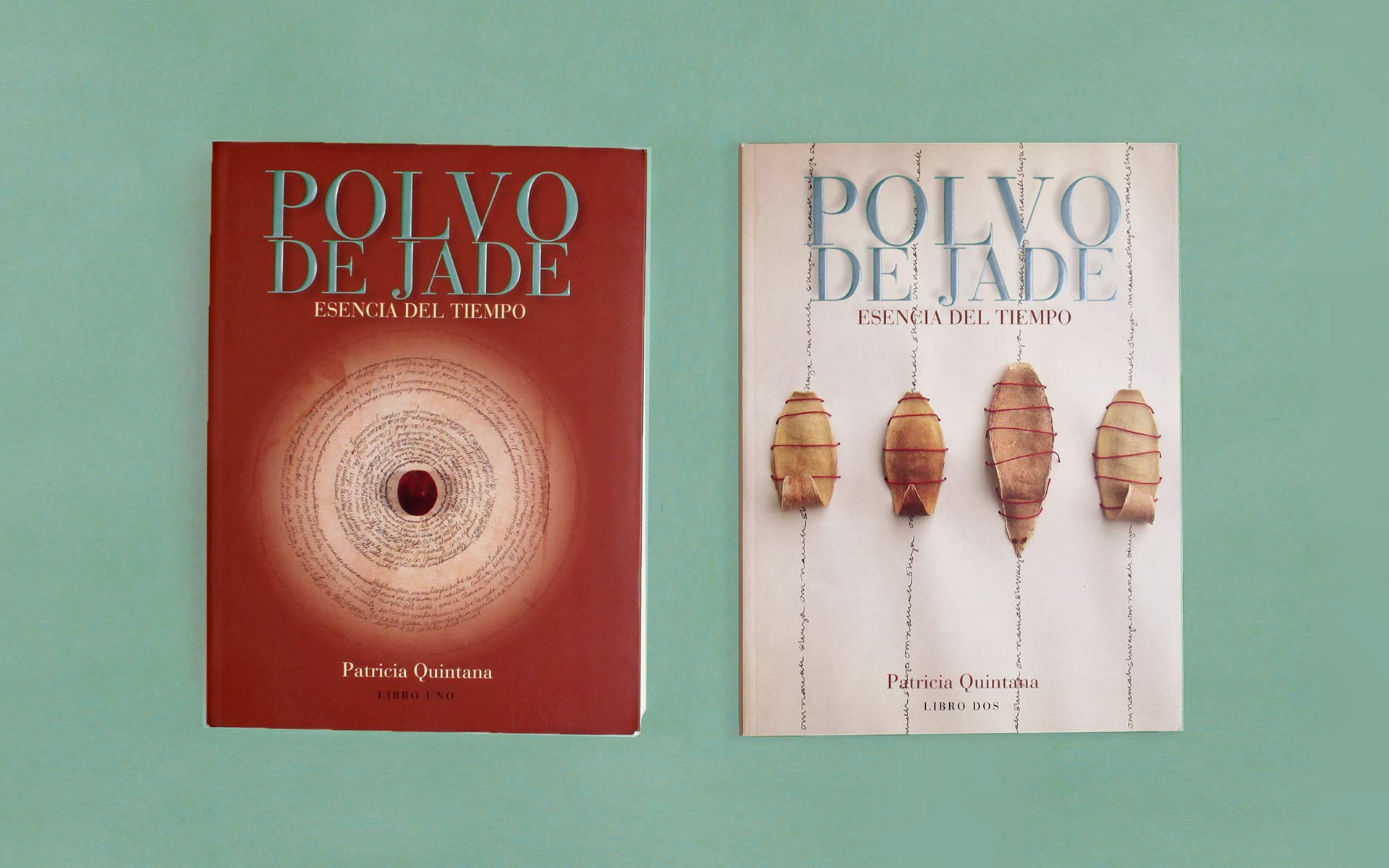 Dos libros titulado 'Polvo de Jade: Esencia del Tiempo' de Patricia Quintana, uno rojo y otro blanco, con objetos de raíces o tubérculos envueltos en hilos rojos colocados sobre la portada del libro blanco.