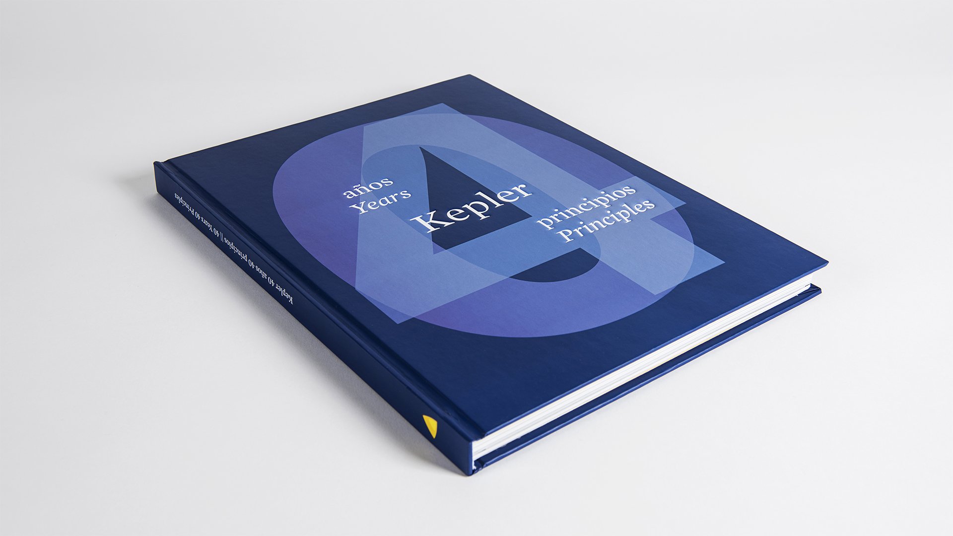 Libro azul titulado 'Años y Principios' de Kepler