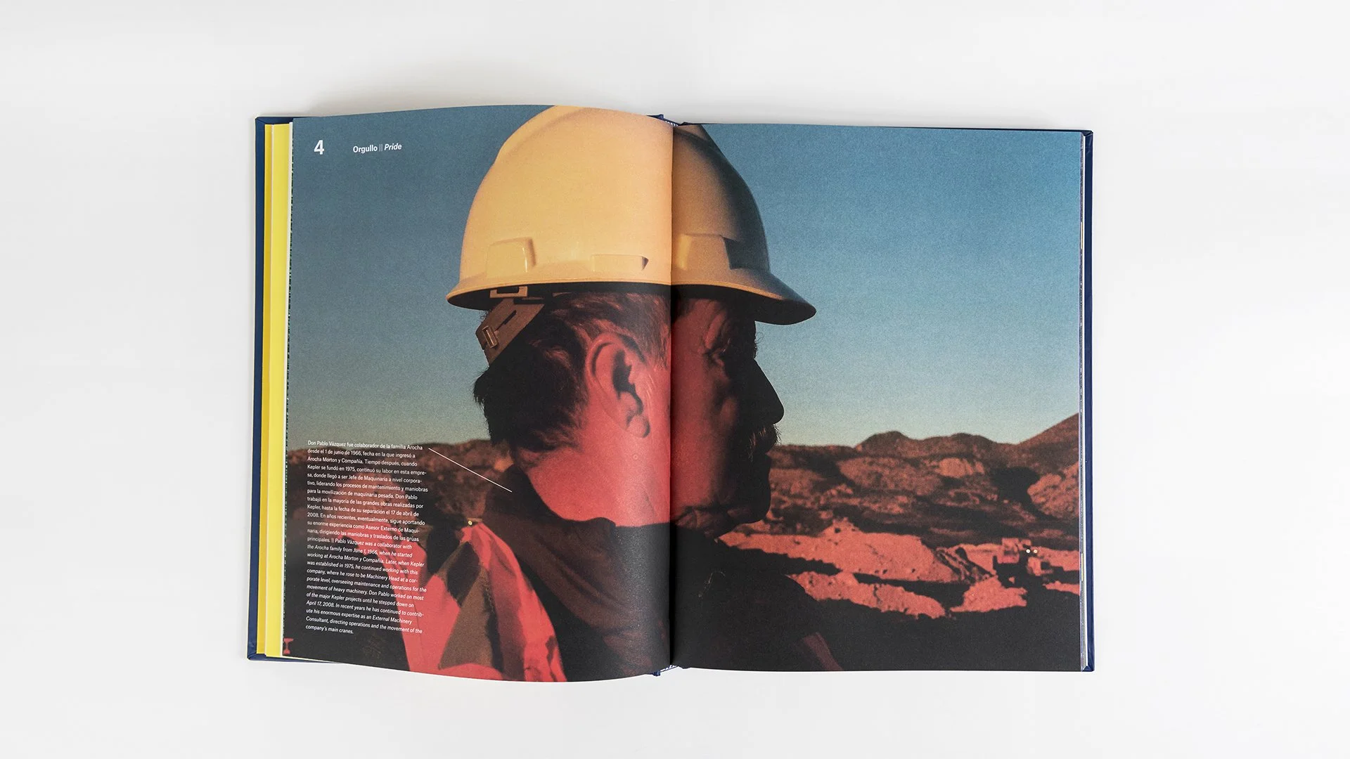 Trabajador con casco frente a un paisaje industrial en el cierre del libro Kepler.